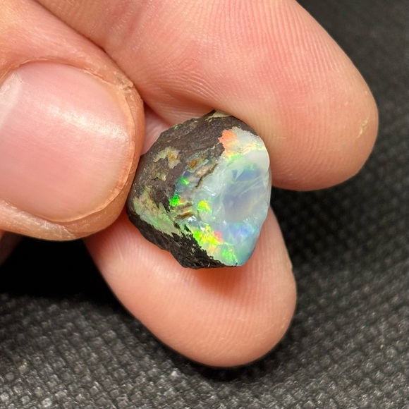 Radiant Beautiful Ethiopian Welo Opal For All Levels Of Cabbing/Faceting - Picture 9 of 13